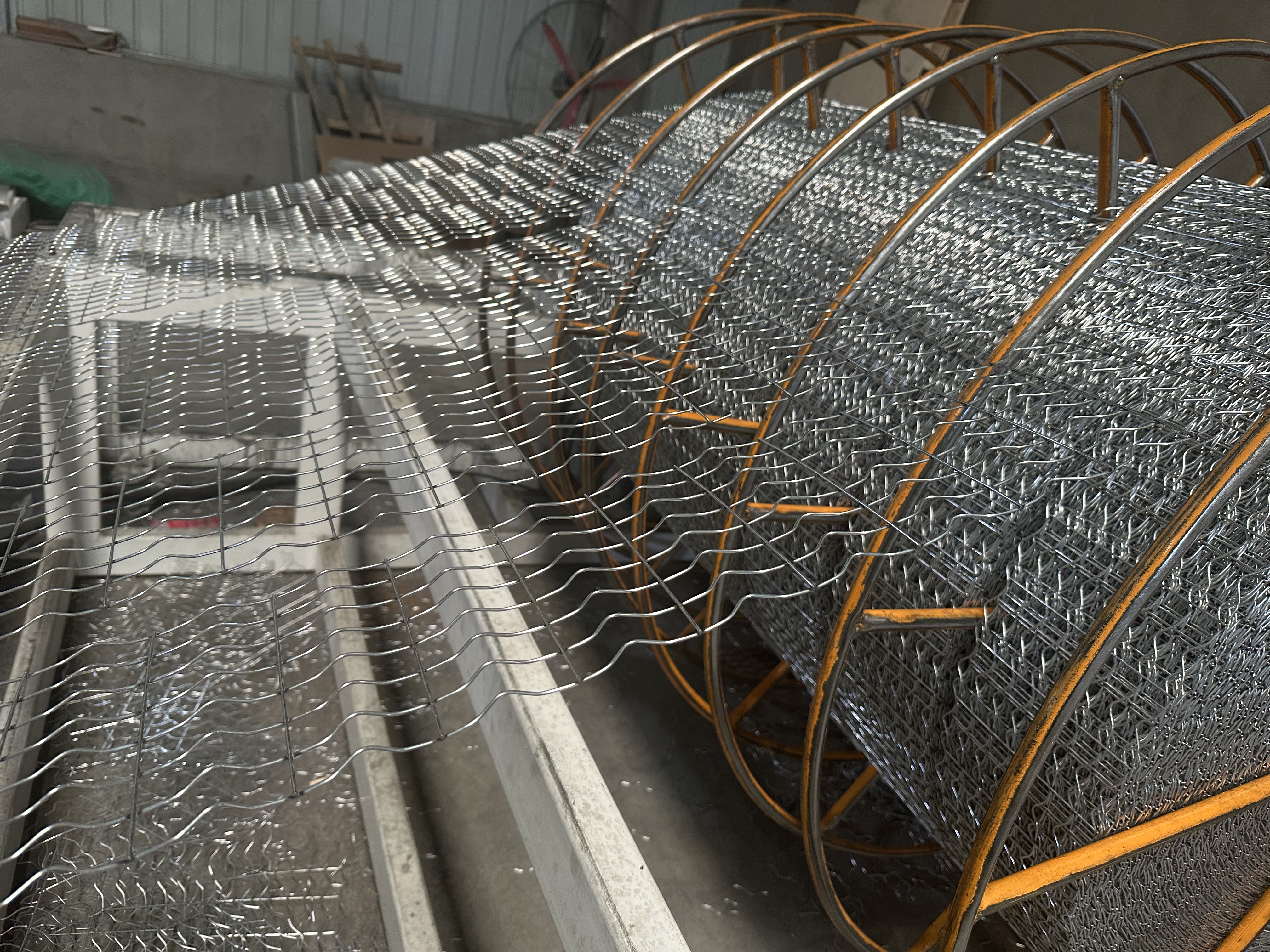 Cwc Wire Galvanized Steel CWC Pipeline Mesh 2.4mm Wire 25.4mm x 67mm Hole